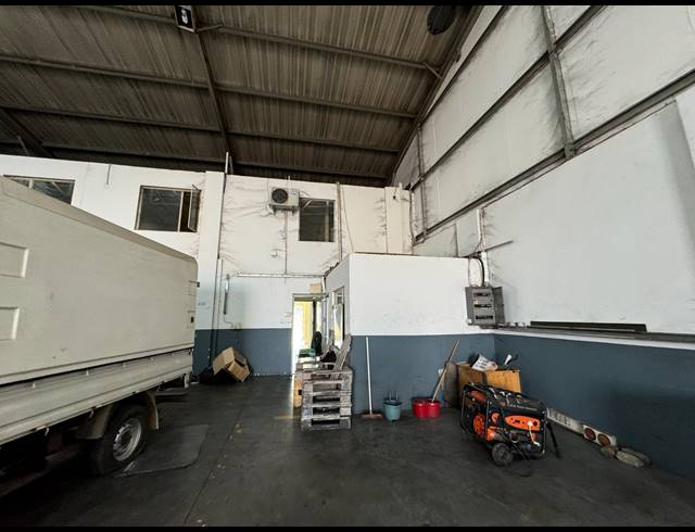 950M² WAREHOUSE TO LET IN JET PARK
